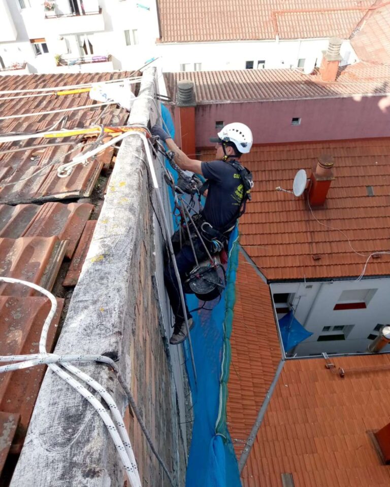 Trabajos verticales en rehabilitación de medianera SATE