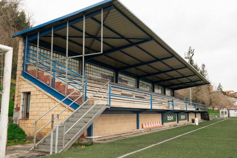 Reforma de cubierta en el campo de fútbol de Plentzia